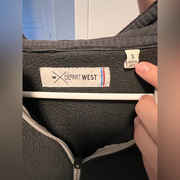 Men’s small Depart West sweater - Picture 2 of 3
